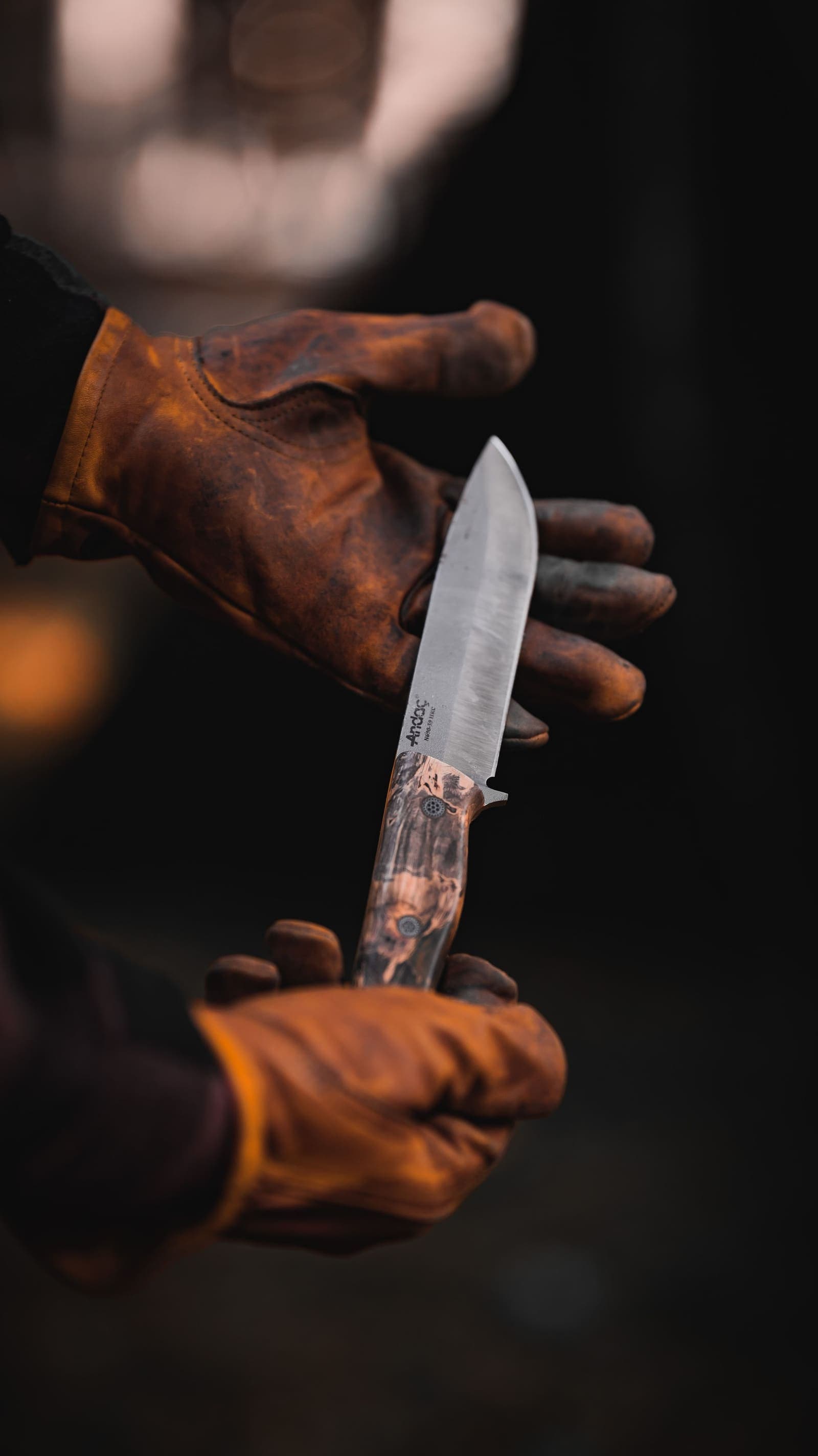 Färdig kniv i smedens handskbeklädda händer